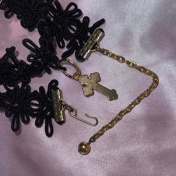 Cross Pendant Choker - Picture 6 of 7